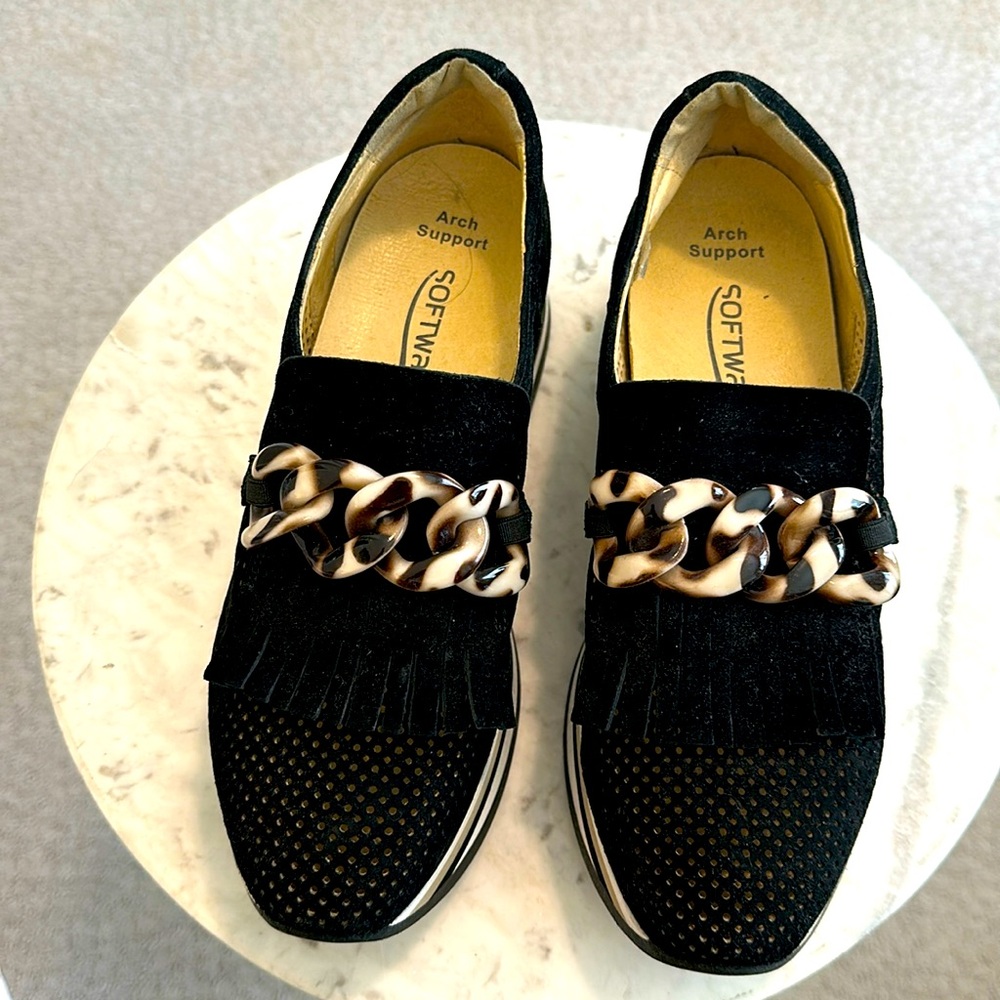 NWOT Soft Wave Sneaker